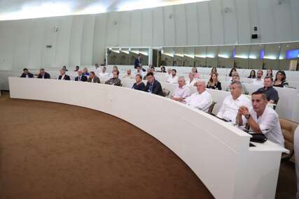 Pogledajte ko je sve došao na okrugli sto o 30. godišnjici genocida u Srebrenici (FOTO)
