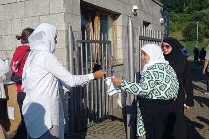 Članice Udruženja pokret 'Majke enklava Srebrenica i Žepa' podijelile bijele marame u Potočarima
