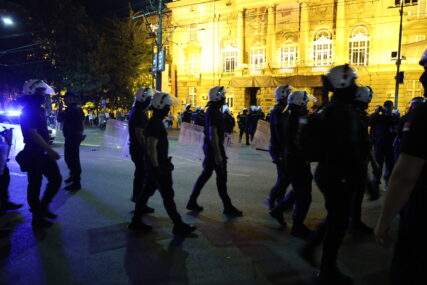 Pogledajte potresan video tokom napada policije na studente: "Udrite, mlatite, ne dam!"