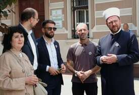 Počelo trodnevno 'Čitanje za Srebrenicu' ispred Islamskog centra u Zenici