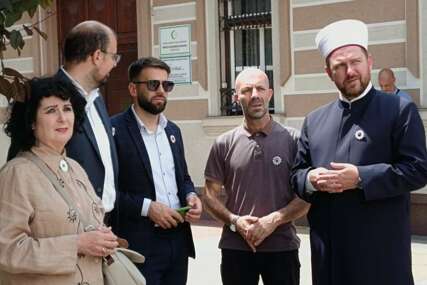 Počelo trodnevno 'Čitanje za Srebrenicu' ispred Islamskog centra u Zenici