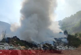 Poznat uzrok dima iznad sarajevskih naselja: Gori deponija u Krupačkim stijenama