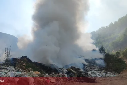 Poznat uzrok dima iznad sarajevskih naselja: Gori deponija u Krupačkim stijenama