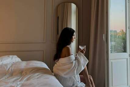 Đina Džinović objavila PRIVATNE SLIKE IZ HOTELSKE SOBE: Na njoj samo bademantil - Spustila ga, pa zavodljivo pozirala (FOTO)