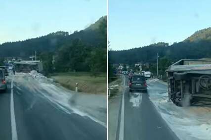 Prevrnuo se kamion kod Doboja: Stotine kilograma brašna na cesti, promet otežan