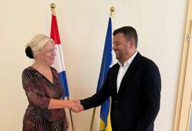 Hurtić s ambasadoricom BiH u Zagrebu - Hrvatska pošta izdala marku u znak sjećanja na žrtve genocida