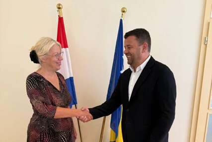 Hurtić s ambasadoricom BiH u Zagrebu - Hrvatska pošta izdala marku u znak sjećanja na žrtve genocida