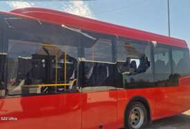 Kamenovan autobus KUD-a iz Brčkog koji je prevozio djecu