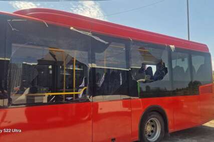 Kamenovan autobus KUD-a iz Brčkog koji je prevozio djecu