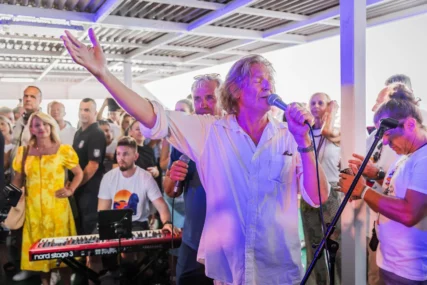 Fenomenalna atmosfera: Koncert u čast Oliveru Dragojeviću na trajektu za Velu Luku