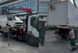 Uklonjeni nelegalni kontejneri i vozila sa parkinga kod Narodnog pozorišta u Sarajevu