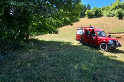 Vatrogasci i jutros na deponiji otpada u Krupačkim stijenama, i dalje ima mjesta gdje tinja