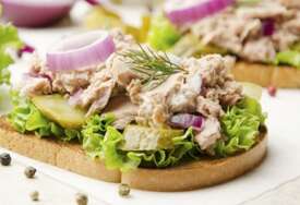 Viralna ljetna salata od krastavaca, krompira i tunjevine
