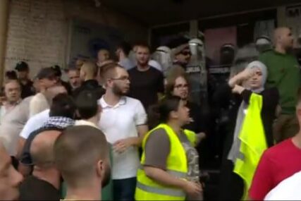 Novi Pazar: Studente s univerziteta nasilno izbacile maskirane osobe, danas sukobi građana i policije
