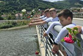 Mladi rukometaši Radničkog odali počast: Iz Goražda Drinom zaplovile ruže prema Srebrenici