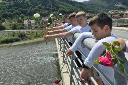 Mladi rukometaši Radničkog odali počast: Iz Goražda Drinom zaplovile ruže prema Srebrenici