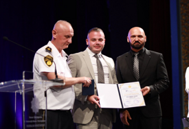 Ramo Isak uručio sinu Rusmiru zlatnu značku za doprinos unapređenju sigurnosti u Federaciji