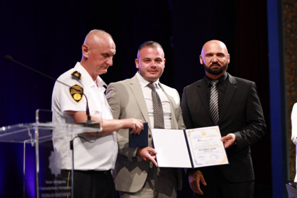Ramo Isak uručio sinu Rusmiru zlatnu značku za doprinos unapređenju sigurnosti u Federaciji