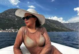 U BIKINIJU POKAZALA RAVAN STOMAK Neda Ukraden uskoro puni 75 godina, sad se skinula i ljudi komentarišu da izgleda mnogo mlađe