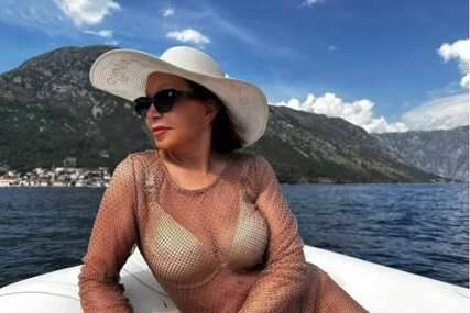 U BIKINIJU POKAZALA RAVAN STOMAK Neda Ukraden uskoro puni 75 godina, sad se skinula i ljudi komentarišu da izgleda mnogo mlađe