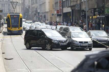 Udes kod Velikog parka u Sarajevu: Vozač povrijeđen, saobraćaj blokiran, velike gužve centru grada FOTO
