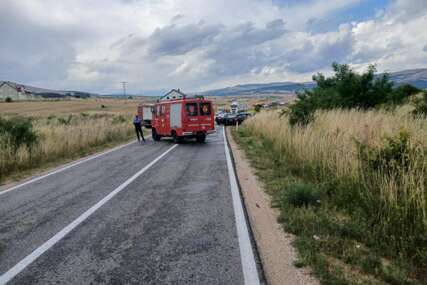 Tragedija u Varešu: Dvije osobe smrtno stradale, a trećoj se bore za život nakon prevrtanja auta