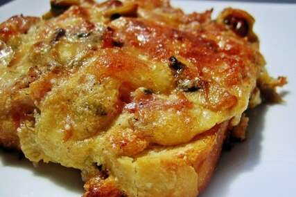 Iskoristite stari hljeb, ovo je recept za brzi topli pizza sendvič (VIDEO)