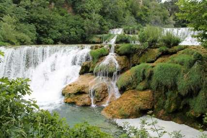 Turistički vozić sletio s puta na Plitvicama, ima povrijeđenih