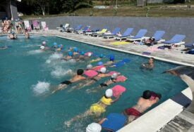SJAJAN POTEZ AKADEMIJE SPORTA Najmlađi Goraždani uče da plivaju