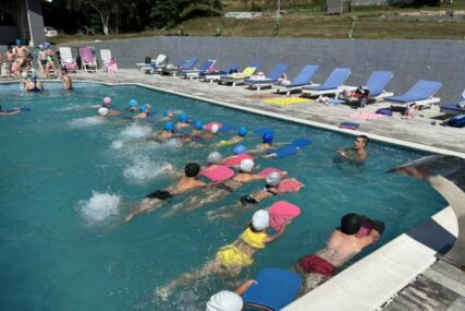 SJAJAN POTEZ AKADEMIJE SPORTA Najmlađi Goraždani uče da plivaju