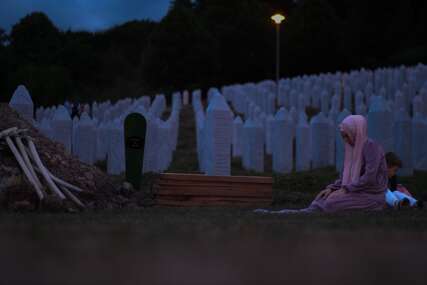Srebreničanke uz molitve i suze se opraštaju od žrtava genocida (FOTO)