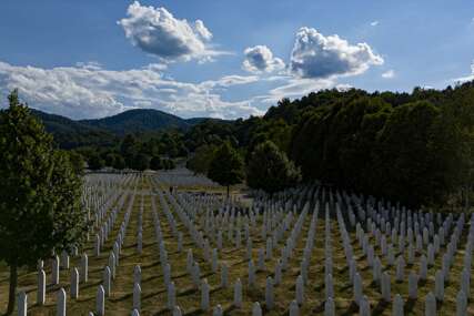 Ponovo je tišina zavladala Potočarima: Nišani ostaju kao trajni svjedoci genocida u Srebrenici (FOTO)