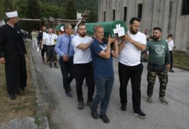 Na rukama najmilijih, tabuti deset žrtava genocida preneseni na Musallu