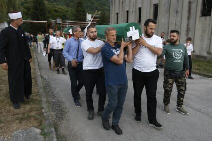 Na rukama najmilijih, tabuti deset žrtava genocida preneseni na Musallu