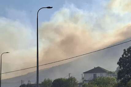 Snažni naleti vjetra i udar groma napravili velike probleme u Trebinju: Požar prijeti kućama