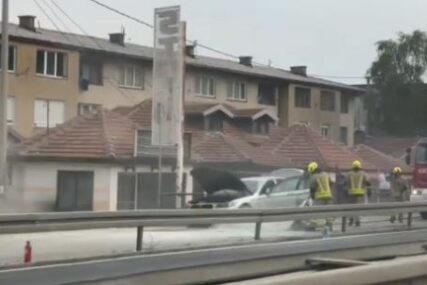 Vatra zahvatila automobil na brzoj cesti u Blažuju kod Sarajeva