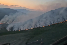 VATRA SE PROŠILA, NE MOGU JE OBUZDATI: Evo kako iz zraka na jugu BiH izgleda veliki požar (VIDEO)