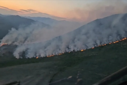 VATRA SE PROŠILA, NE MOGU JE OBUZDATI: Evo kako iz zraka na jugu BiH izgleda veliki požar (VIDEO)