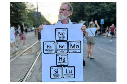 Transparent s protesta u Srbiji osvojio društvene mreže: Nasmijao mnoge, nazivaju ga genijalnim
