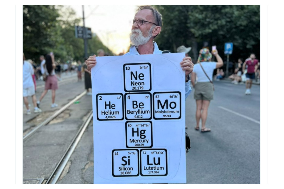 Transparent s protesta u Srbiji osvojio društvene mreže: Nasmijao mnoge