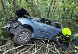 Automobil sletio u provaliju, dvije osobe povrijeđene