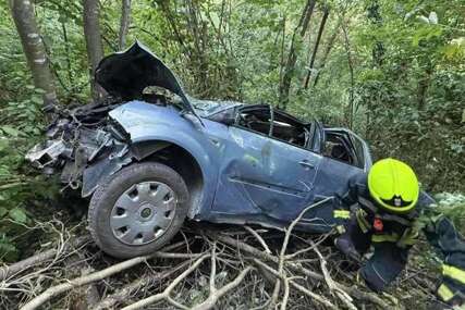 Automobil sletio u provaliju, dvije osobe povrijeđene