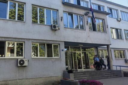 Prijedorčanin ispred porodične kuće ispalio više hitaca u zrak
