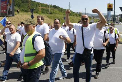 Stotine rudara stižu u Sarajevo na proteste ispred Vlade FBiH zbog nehumanog i ponižavajućeg ponašanja vlasti (FOTO)