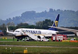 Putnik zamalo ispao iz aviona Ryanaira nakon što je pukao prozor