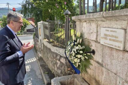 Gradonačelnik Sarajeva odao počast srebreničkoj heroini Hatidži Mehmedović