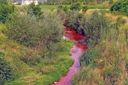 Ekološki incident: Pukao ventil u "Novoj Alumini", crveni mulj završio u rijeci