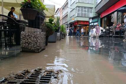 Obilna kiša napravila velike probleme u Sarajevu: Prokisao krov tržnog centra