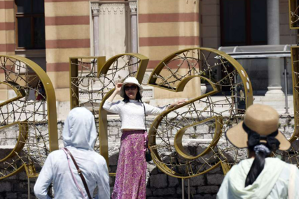 Turisti obilaze znamenitosti Sarajeva i po vrelini (FOTO)