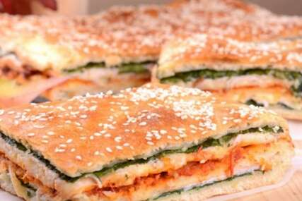 Jeste li za promjenu probali slaganu šarenu pitu? Ako niste ovo je recept